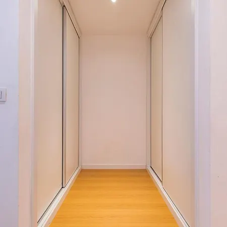 Lovelystay - 2bdr Downtown W/terrace Apartment *